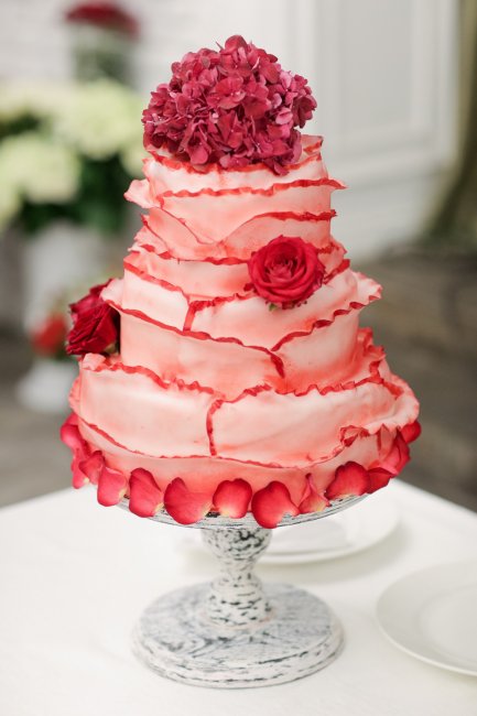 Свадебный торт для торжества в красном цвете
