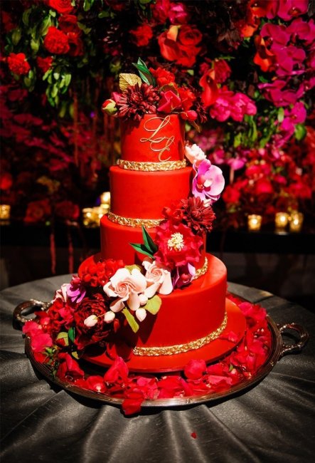 Свадебный десерт в красном цвете, декорированный цветами