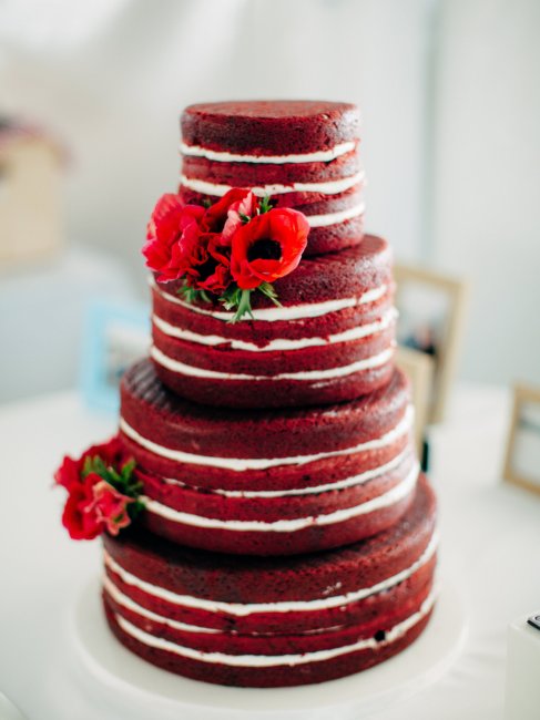 Красный торт с голыми коржами и цветами