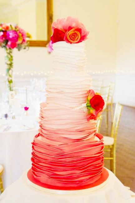 Эффект омбре в дизайне свадебного торта