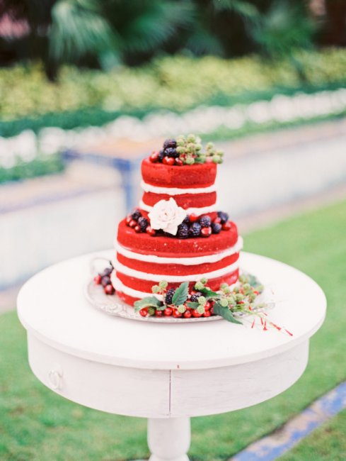 Свадебный торт для красной свадьбы, украшенный ягодами
