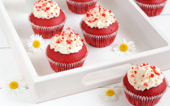 Кексы на свадьбу в красном цвете