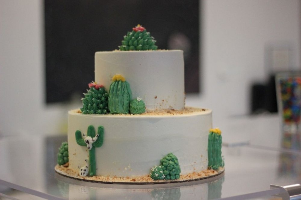 Свадебный торт с кактусами из крема