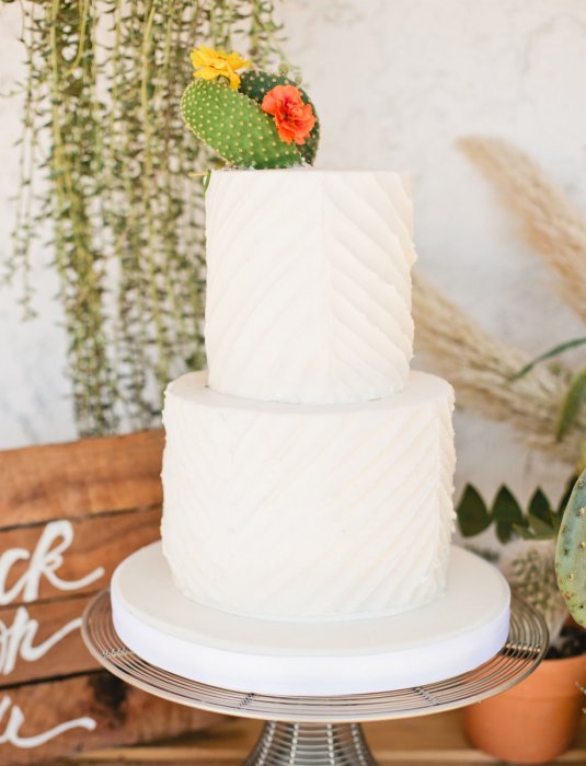 Минималистичный и стильный дизайн свадебного торта