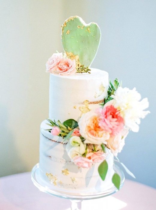 Кактус и живые цветы в формлении свадебного десерта