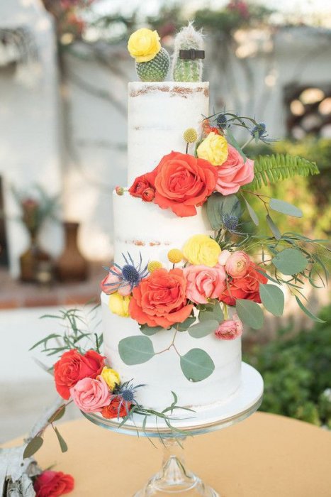 Стильные кактусы в декоре свадебного десерта