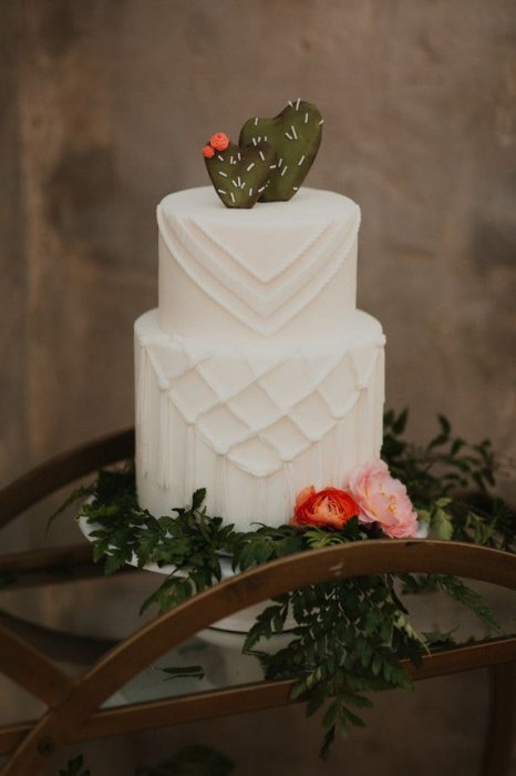 Свадебный торт, украшенный кактусами