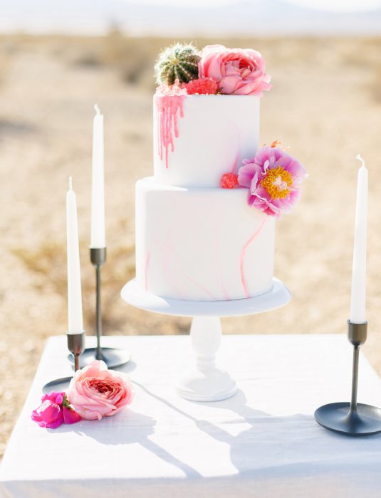 Свадебный торт с живыми цветми и кактусом