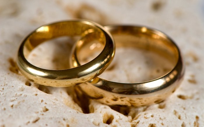 Изысканная простота свадебного кольца