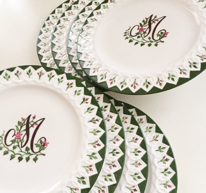 Фарфоровые тарелки с инициалами супругов