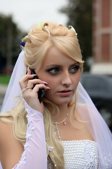 Невеста с сотовым телефоном