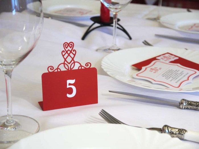 Номера столов, выполненные в красном цвете
