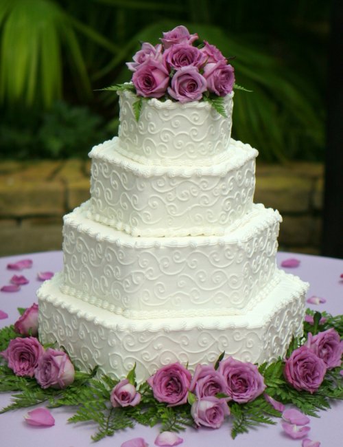 Свадебный торт с кружевами из мастики