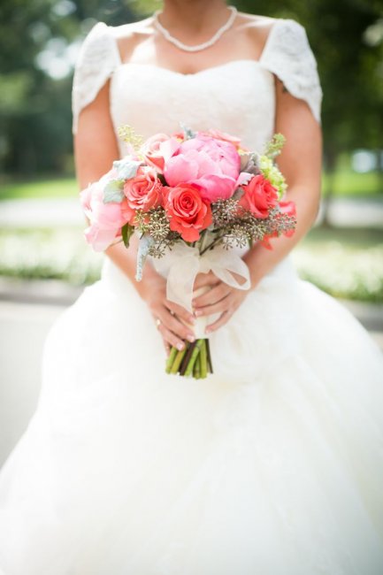 Свадебный букет из пионов и роз