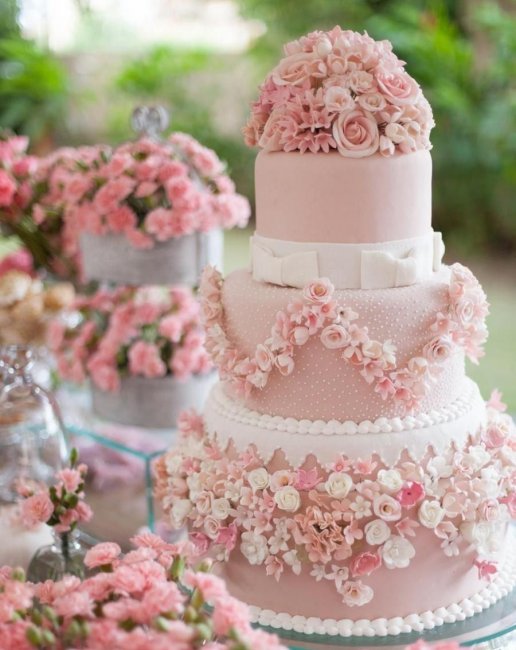 Розовый свадебный десерт