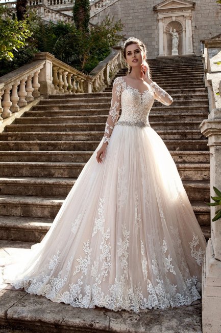 Пышное свадебное платье с длинным рукавом
