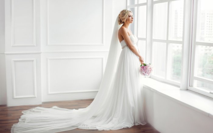 Свадебное платье белого цвета