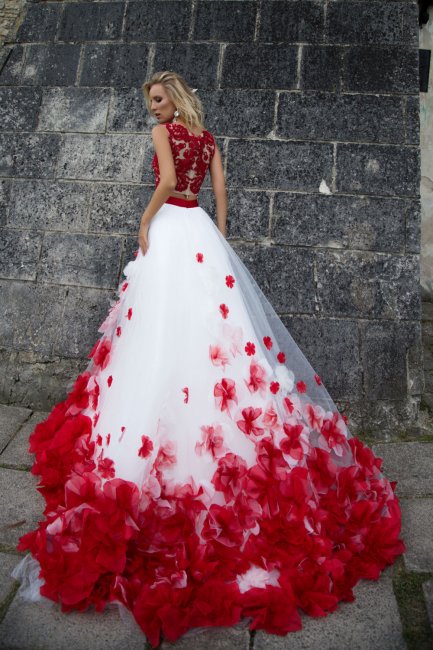Красное с белым свадебное платье
