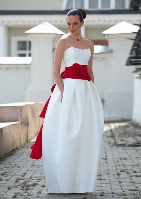 Бело-красное свадебное платье