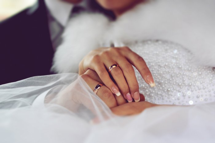 Обручальное кольцо на безымянном пальце
