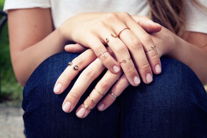 Обручальное кольцо на среднем пальце