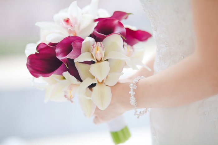 Каллы с  орхидеями в свадебном букете