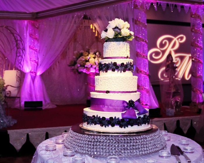 Свадебный белый торт с лиловым