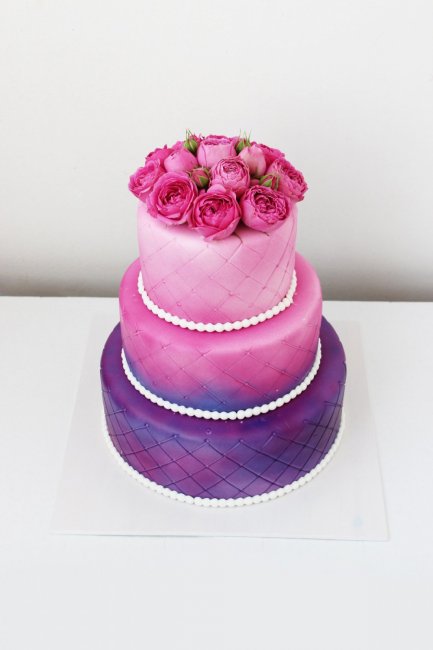 Свадебный фиолетовый торт с розовым