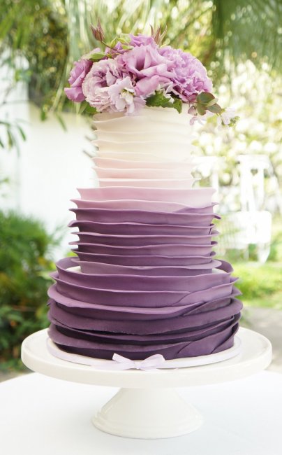 Сиреневый свадебный торт с цветами