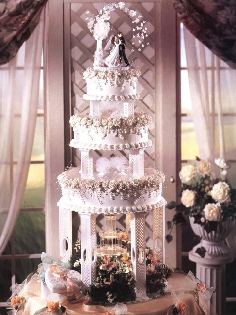 Многослойный свадебный торт