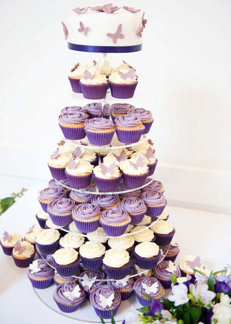 Фиолетовый торт в капкейками