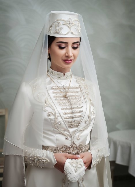Красивая осетинская невеста в свадебном платье