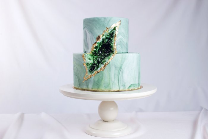 Торт с красивыми кристаллами