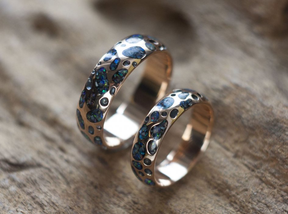 Обручальные кольца с синими камнями