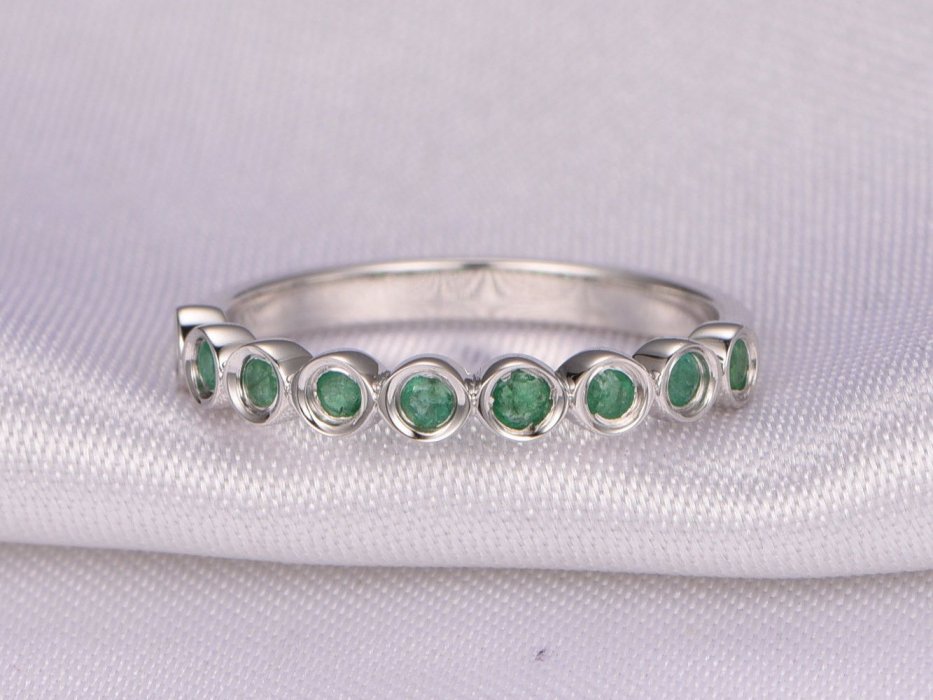 Свадебное кольцо с зеленым камнем