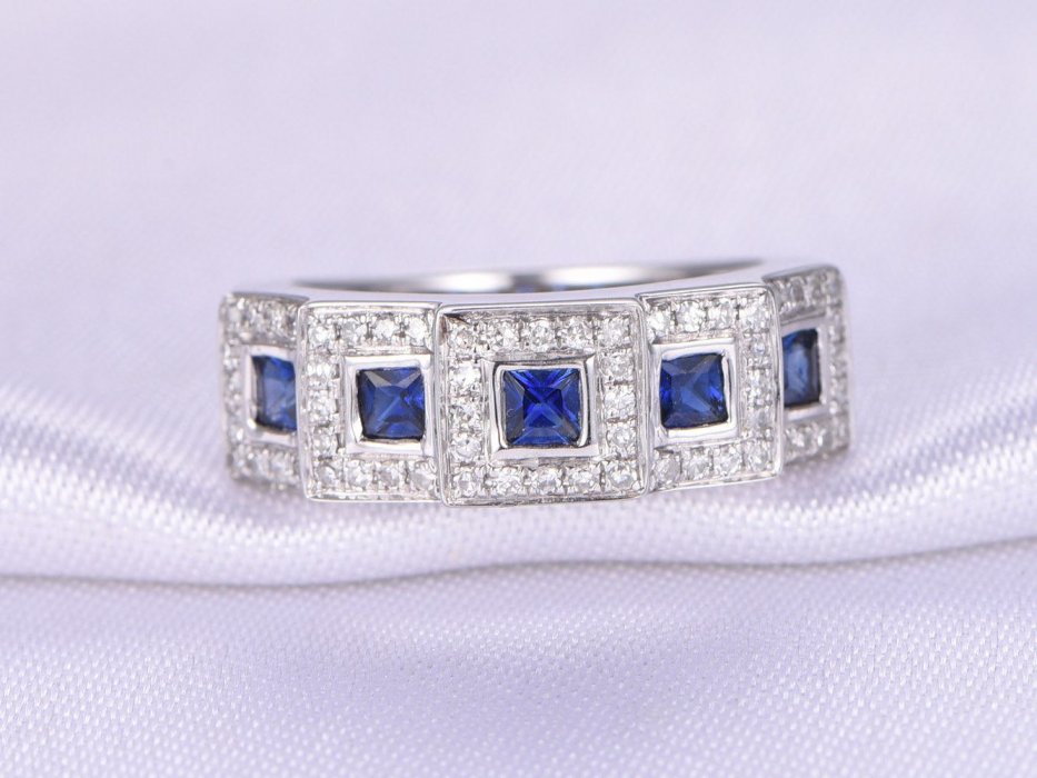 Обручальное кольцо с синем камнем
