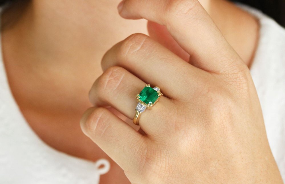 Обручальное кольцо с зеленым камнем