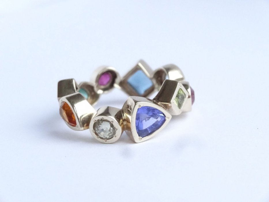 Обручальное кольцо с разными камнями