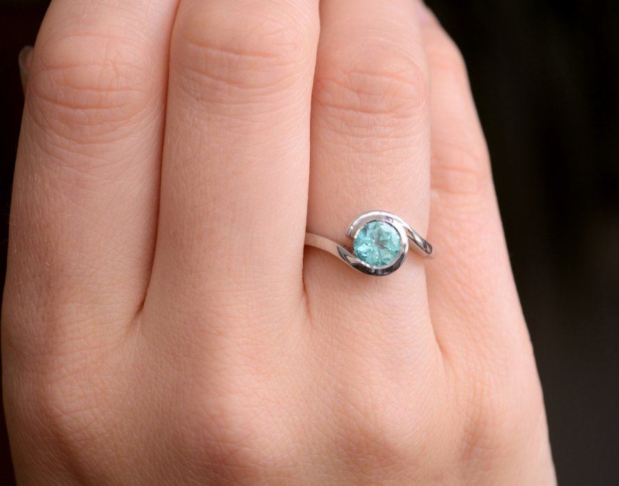 Обручальное кольцо с камнем