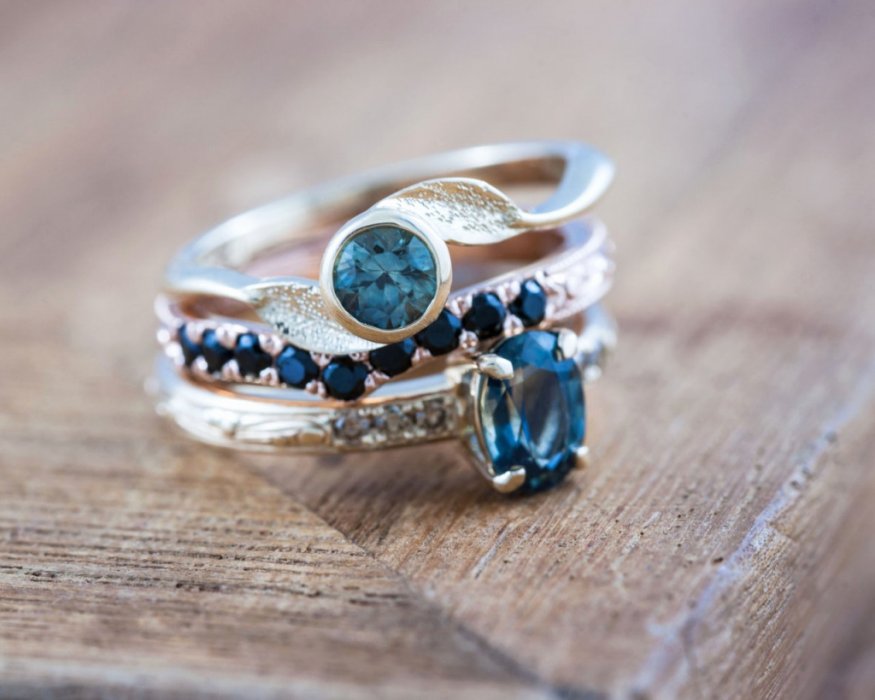 Обручальные кольца с синими камнями