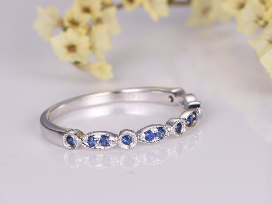 Обручальное кольцо с цветными камнями