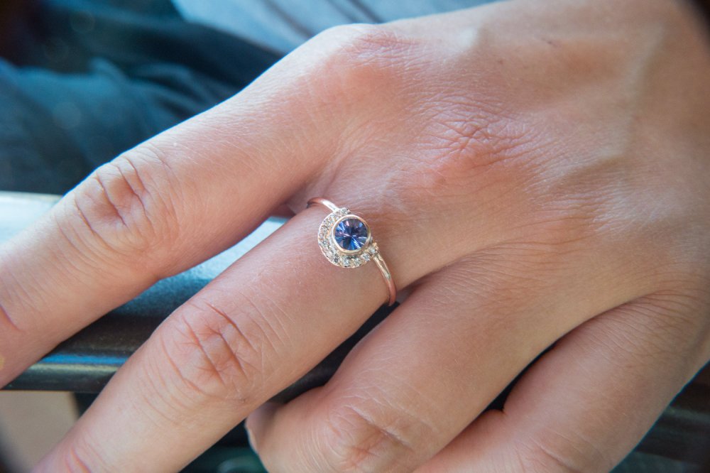 Обручальное кольцо с камнями