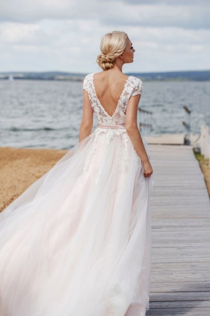 Летнее свадебное платье с открытой спиной
