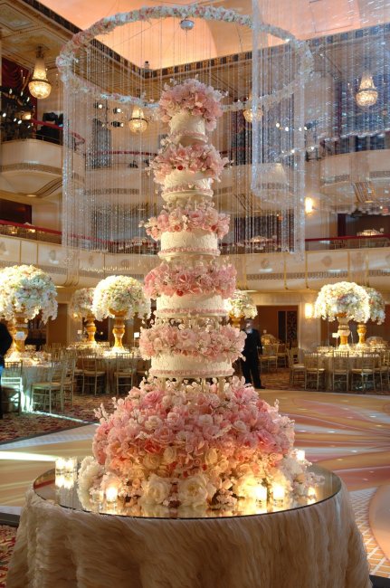 Роскошный свадебный торт из цветов