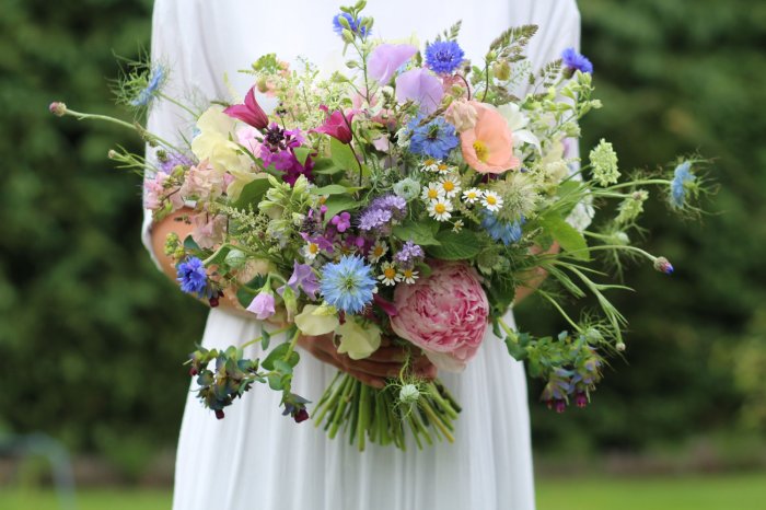 Полевые и садовые цветы – отличная идея для свадебного букета