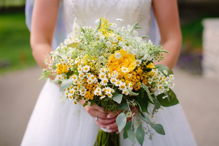 Полевые и садовые цветы – отличная идея для свадебного букета