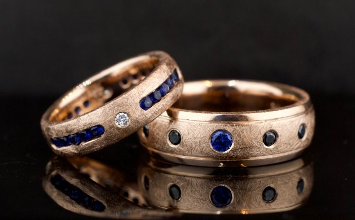 Обручальные кольца с цветными камнями