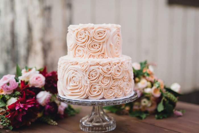 Кремовый двухъярусный свадебный торт