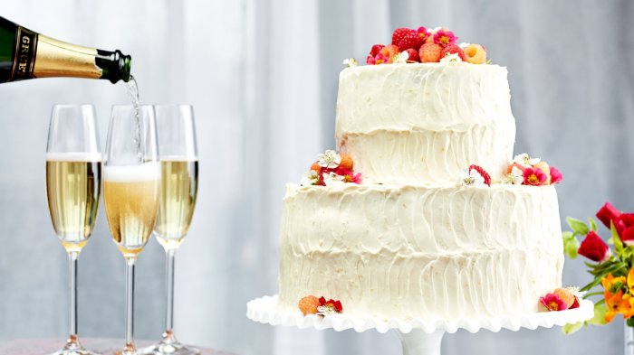 Двухъярусный свадебный торт из крема