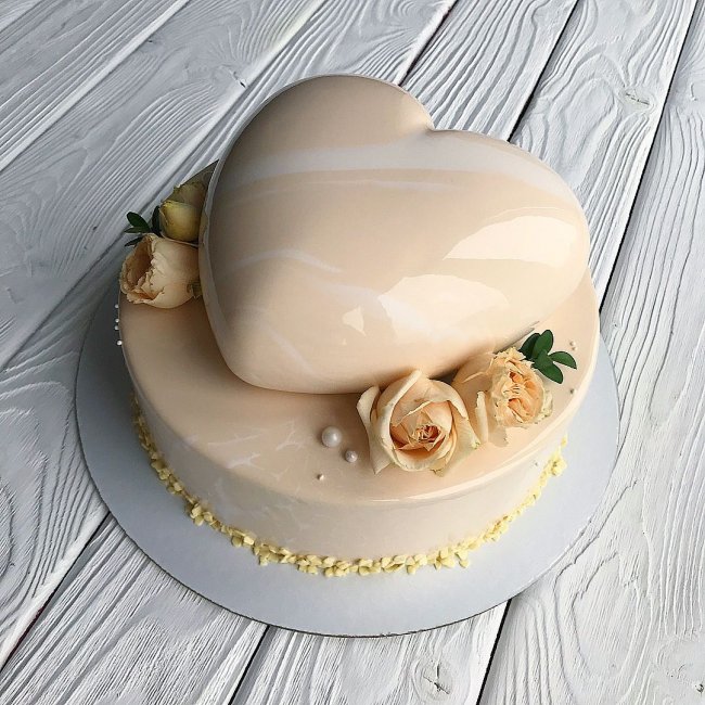 Двухъярусный свадебный торт гляссаж